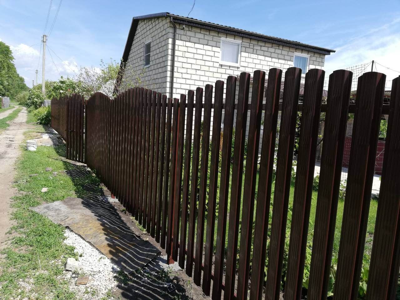 Забор из евроштакетника Плетенка 19м RAL8017 Шоколад в Аксае