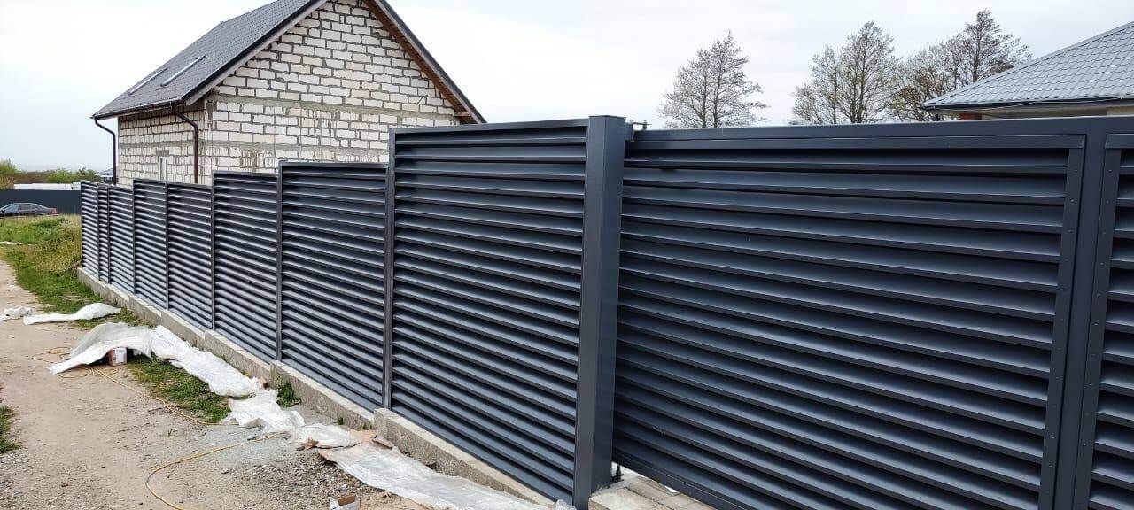 Забор-жалюзи из ламелей ЭКО-Z 24м RAL7024 Серый Графит в Аксае