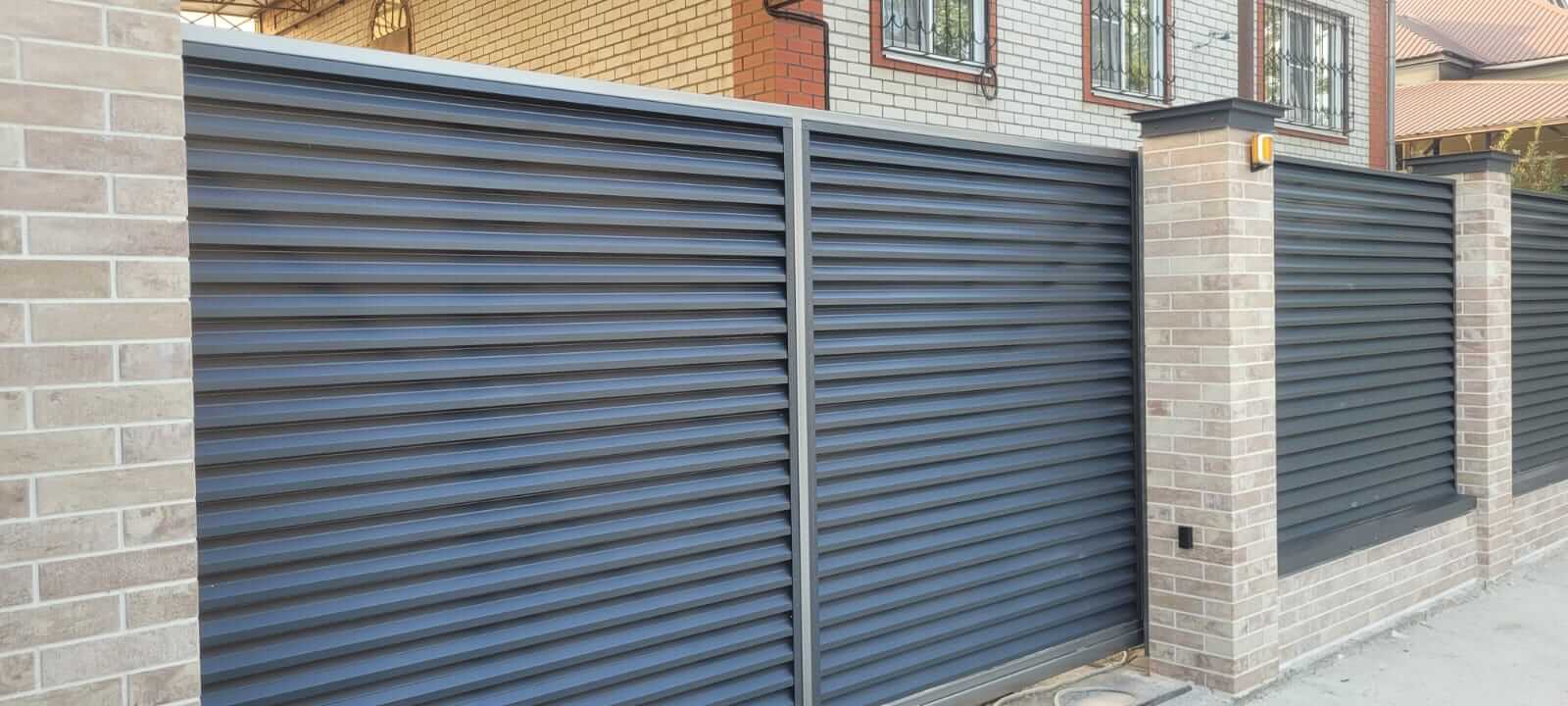 Забор-жалюзи с ламелями ЭКО-Z US усиленные 20м RAL7024/7024 Серый Графит двусторонний МАТТЕ фото 9 в Аксае