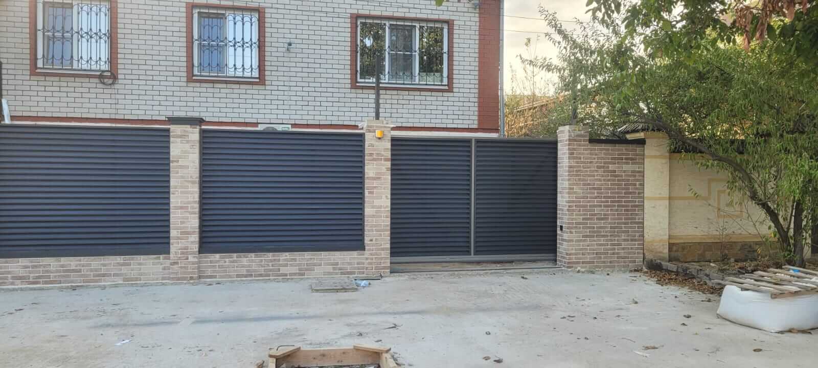 Забор-жалюзи с ламелями ЭКО-Z US усиленные 20м RAL7024/7024 Серый Графит двусторонний МАТТЕ фото 2 в Аксае