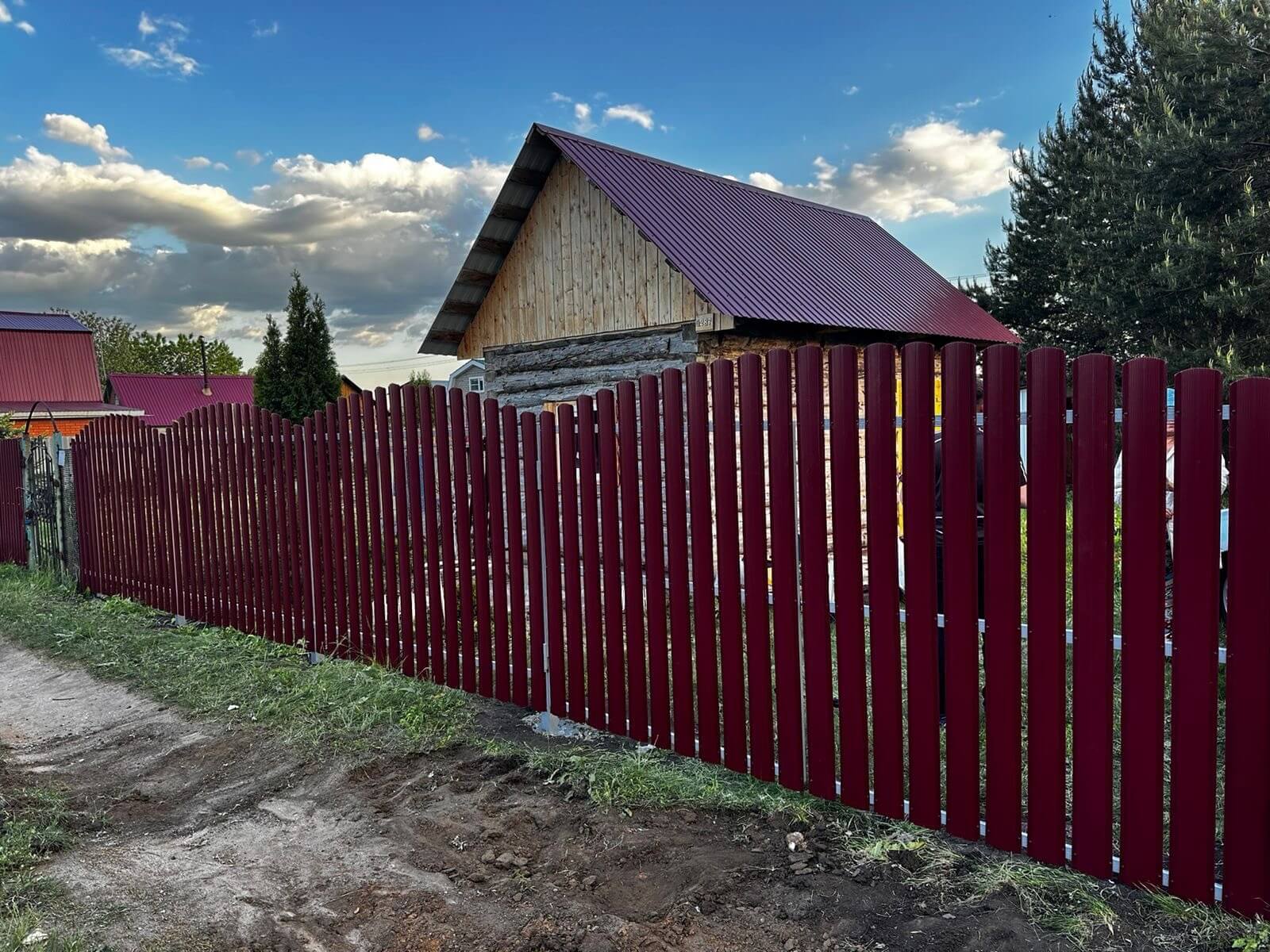 Забор из евроштакетника 28м RAL3005 Красное Вино фото 2 в Аксае