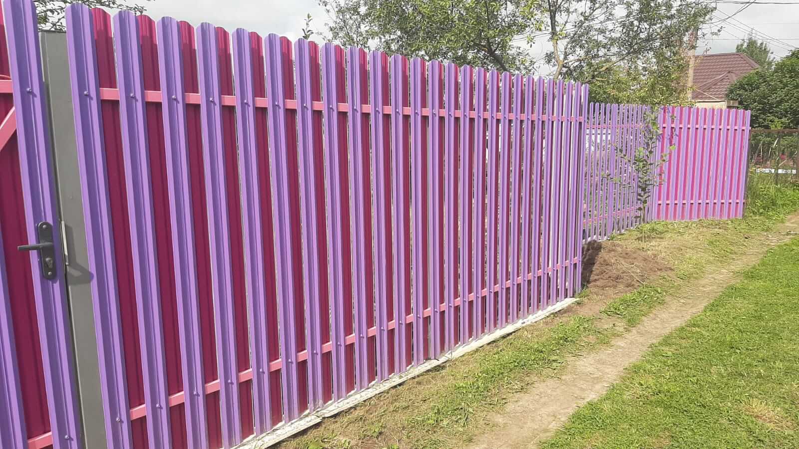 Двухцветный забор из евроштакетника 44м RAL4005 Сиреневый, RAL4006 Пурпурный фото 4 в Аксае