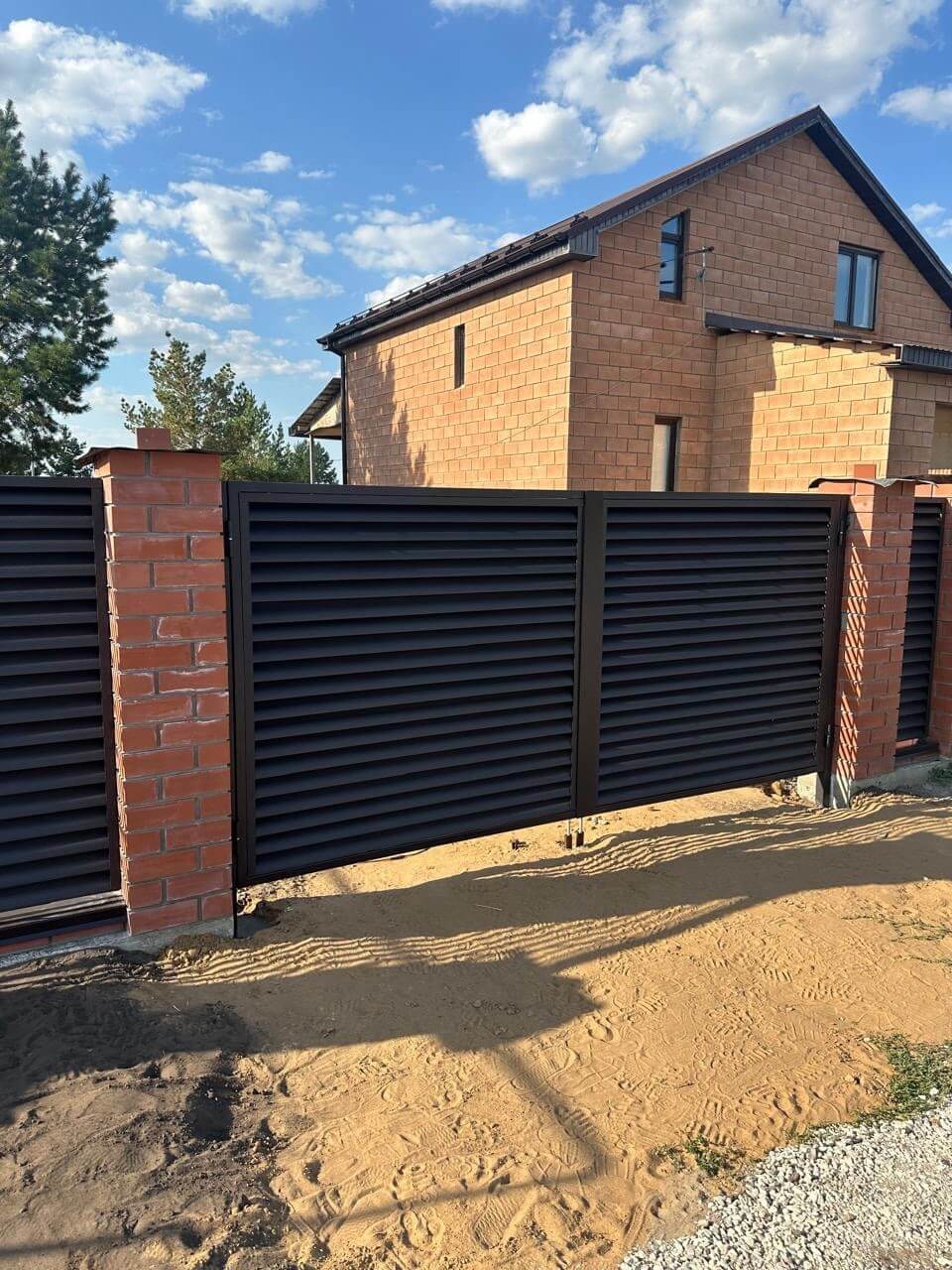Забор-жалюзи из ламелей Еврожалюзи 38м RAL8019 Темный Шоколад МАТТЕ фото 4 в Аксае