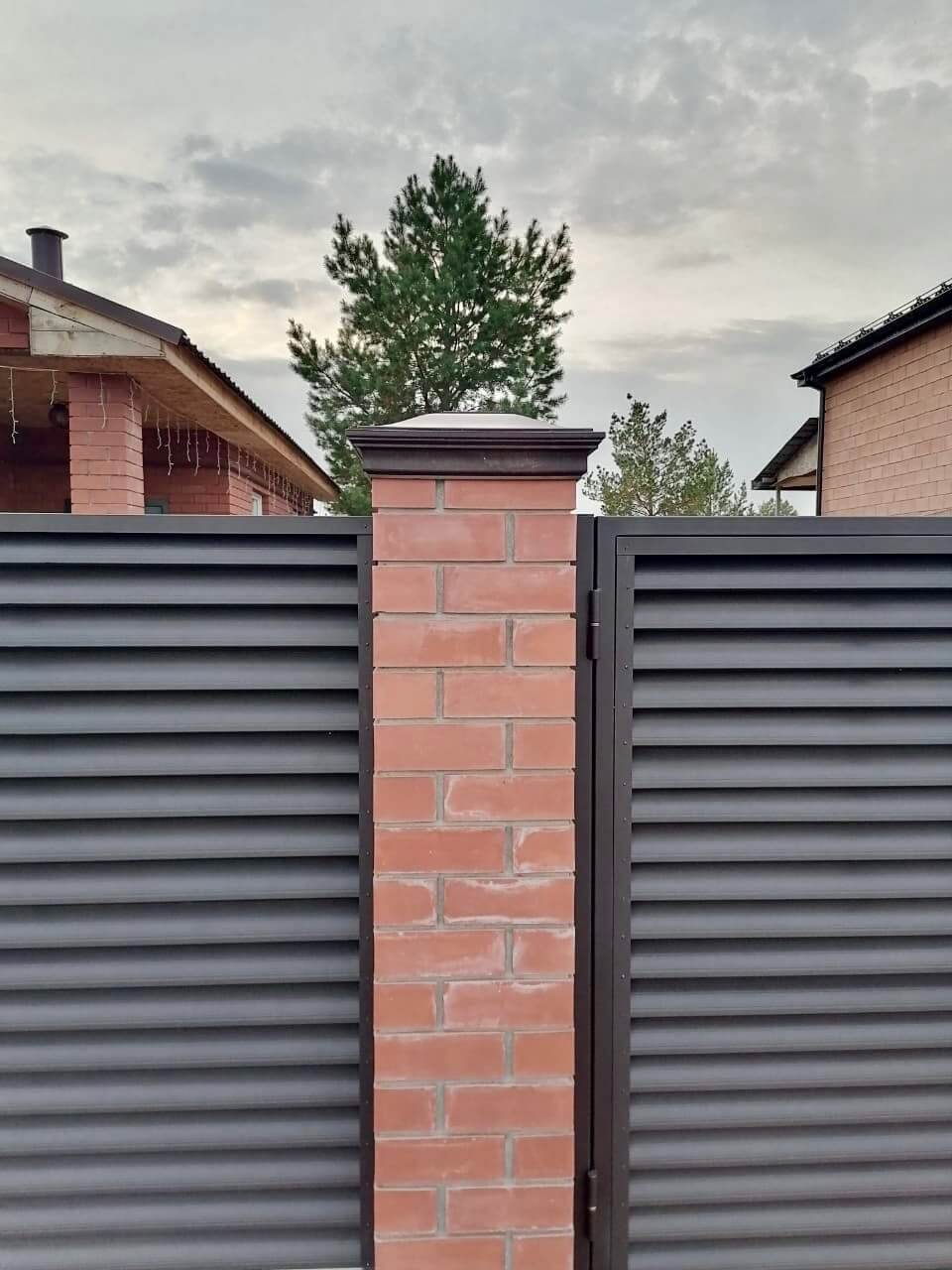 Забор-жалюзи из ламелей Еврожалюзи 38м RAL8019 Темный Шоколад МАТТЕ фото 2 в Аксае