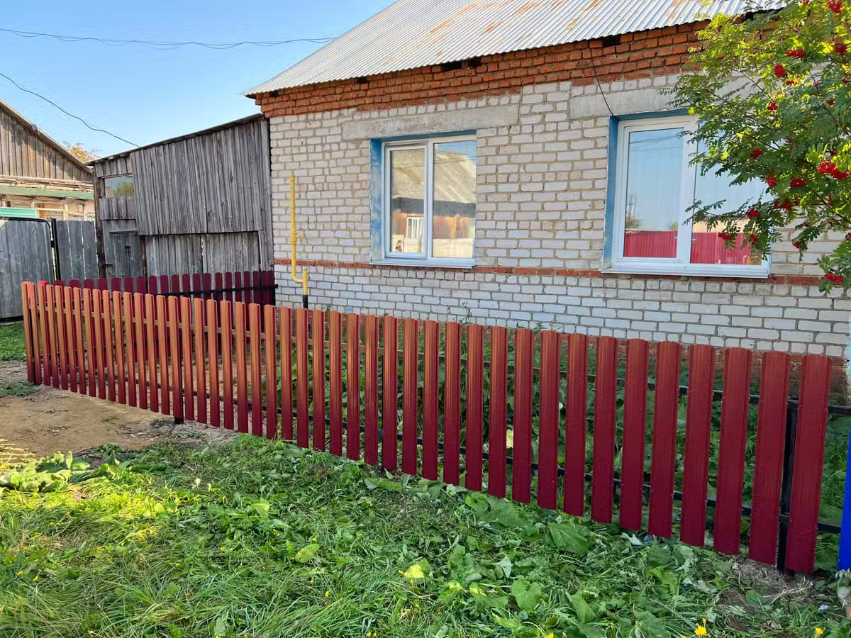 Забор из евроштакетника 9м RAL3005/3005 Красное Вино двусторонний в Аксае
