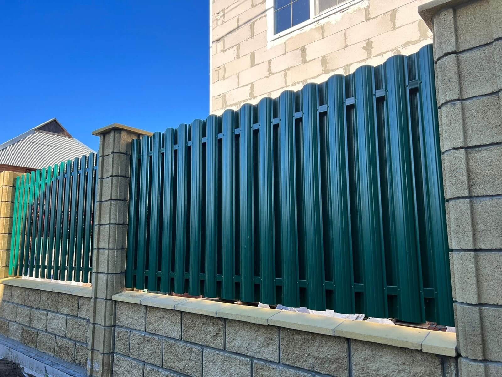 Забор из евроштакетника 22м RAL6005/6005 Зеленый Мох двусторонний фото 7 в Аксае