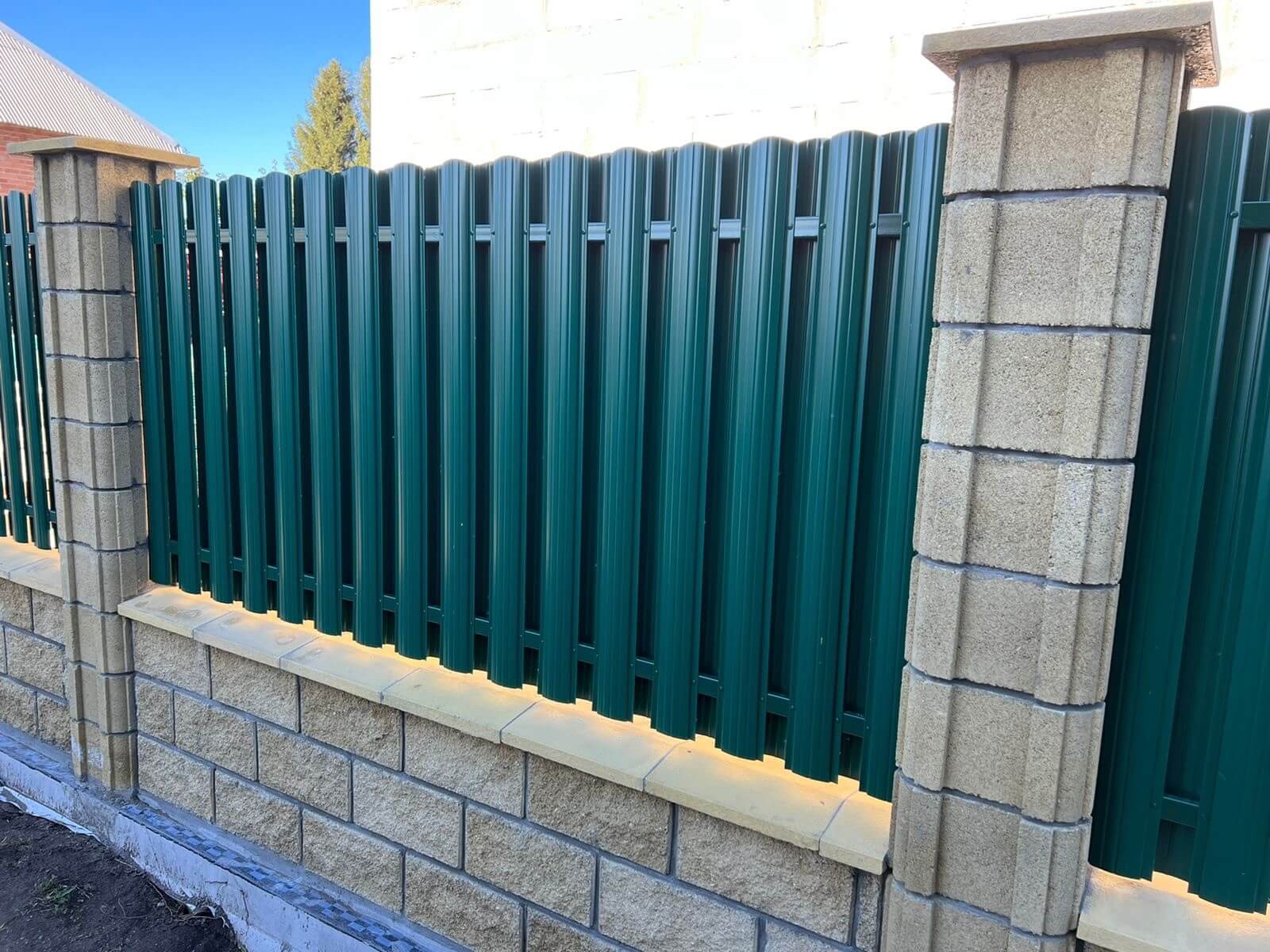 Забор из евроштакетника 22м RAL6005/6005 Зеленый Мох двусторонний фото 6 в Аксае