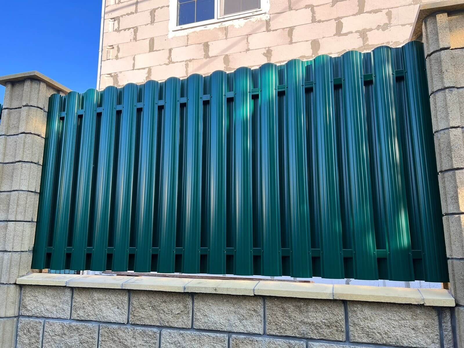 Забор из евроштакетника 22м RAL6005/6005 Зеленый Мох двусторонний фото 2 в Аксае