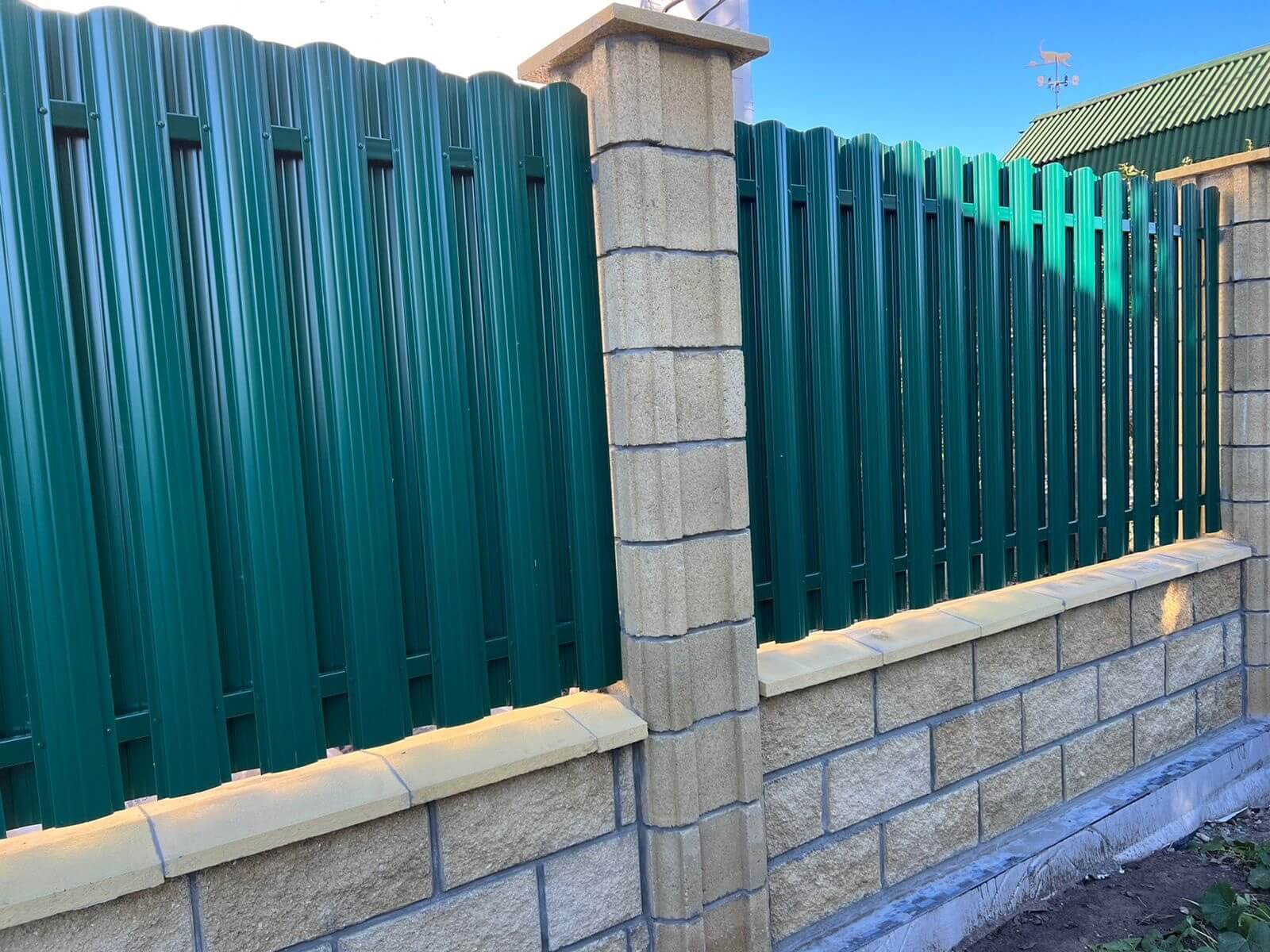 Забор из евроштакетника 22м RAL6005/6005 Зеленый Мох двусторонний фото 1 в Аксае