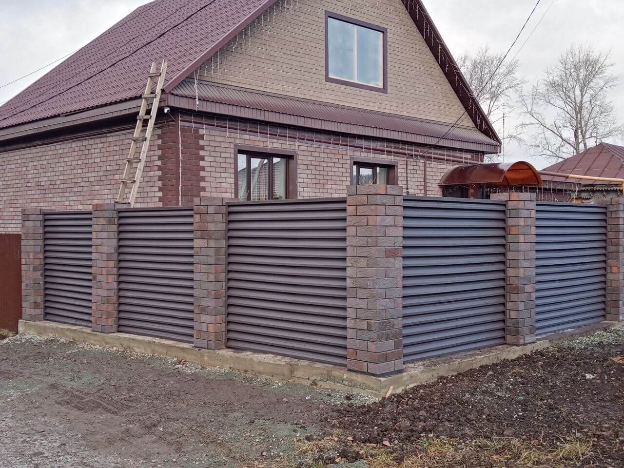 Забор-жалюзи из ламелей ЭКО-Z-US (усиленные) 30м RAL8019/8019 Темный Шоколад двусторонний МАТТЕ фото 3 в Аксае