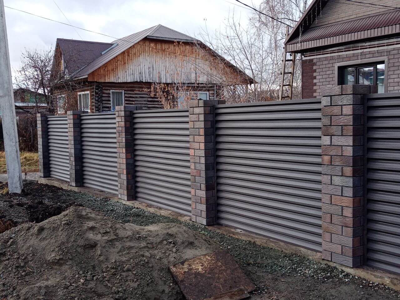 Забор-жалюзи из ламелей ЭКО-Z-US (усиленные) 30м RAL8019/8019 Темный Шоколад двусторонний МАТТЕ в Аксае
