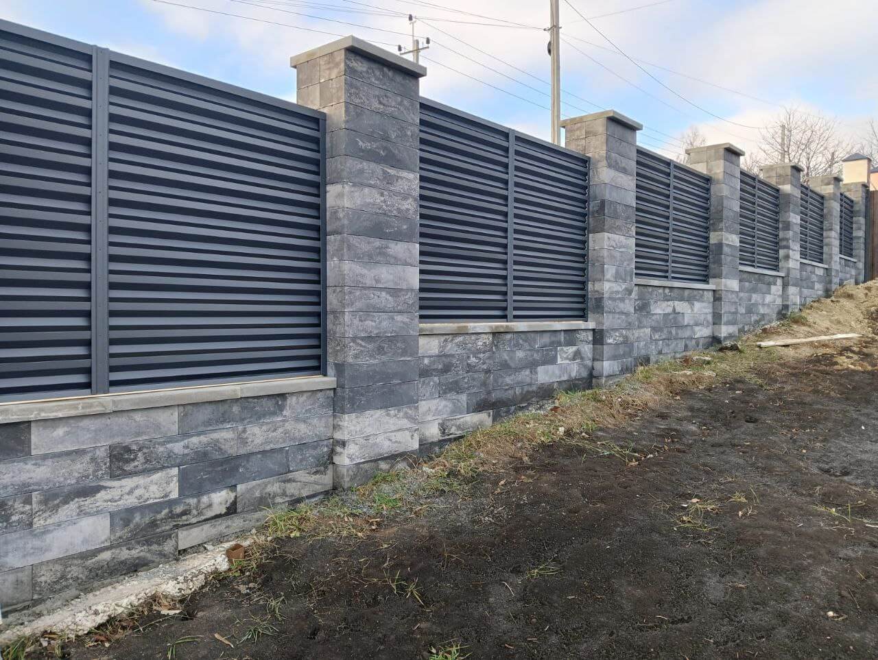 Забор-жалюзи из ламелей Елочка 72м RAL7024/7024 Серый Графит двусторонний МАТТЕ фото 4 в Аксае