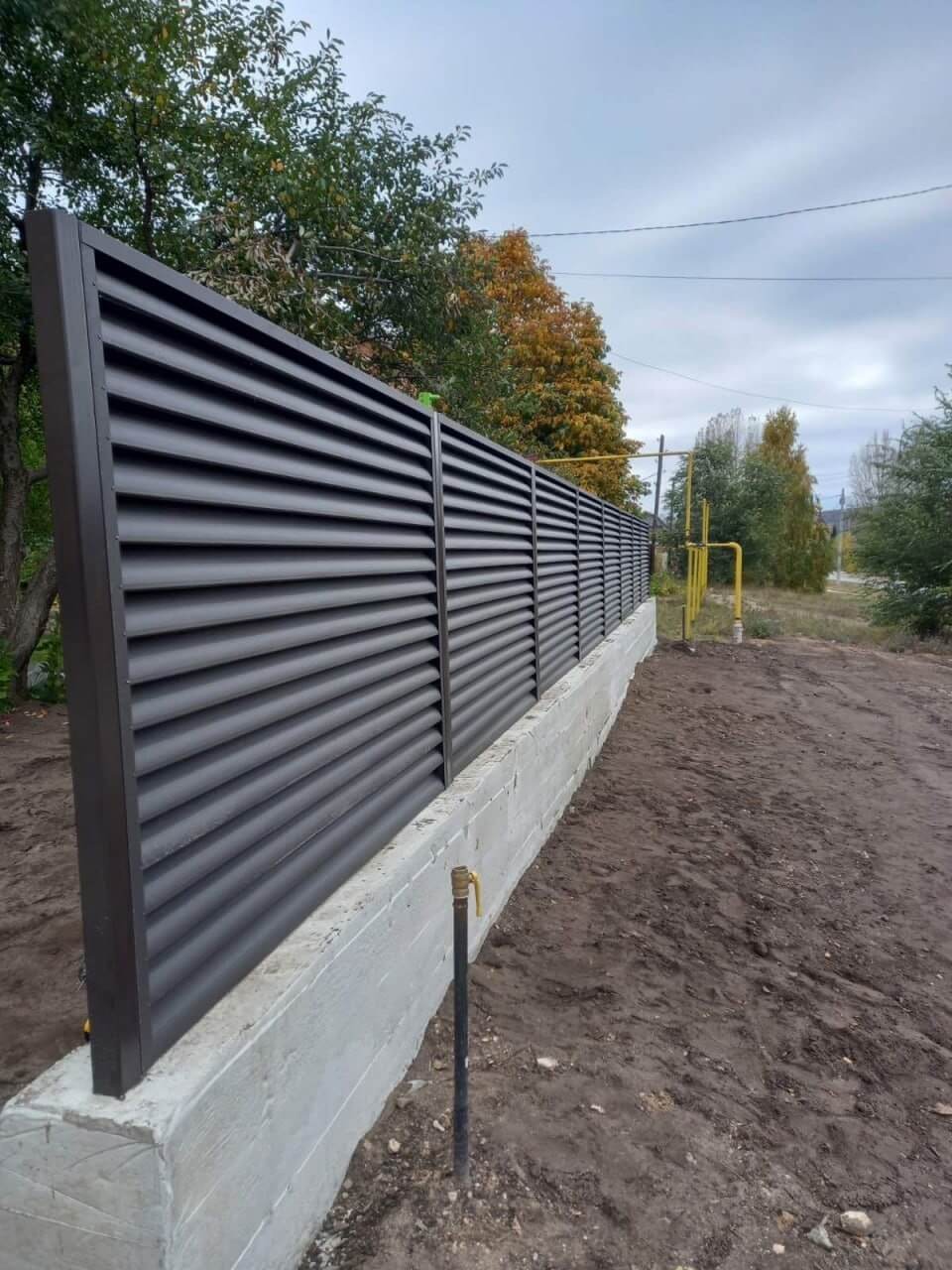 Забор из ламелей еврожалюзи 34м RAL8019/8019 Темный Шоколад двусторонний МАТТЕ фото 3 в Аксае