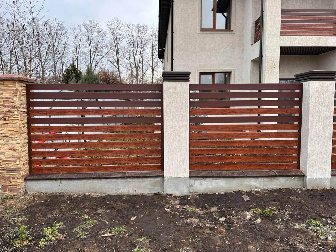 Забор-ранчо из металлопланкена 10м RAL8017 Шоколад МАТТЕ + Темное Дерево (Printech) фото 2 в Аксае