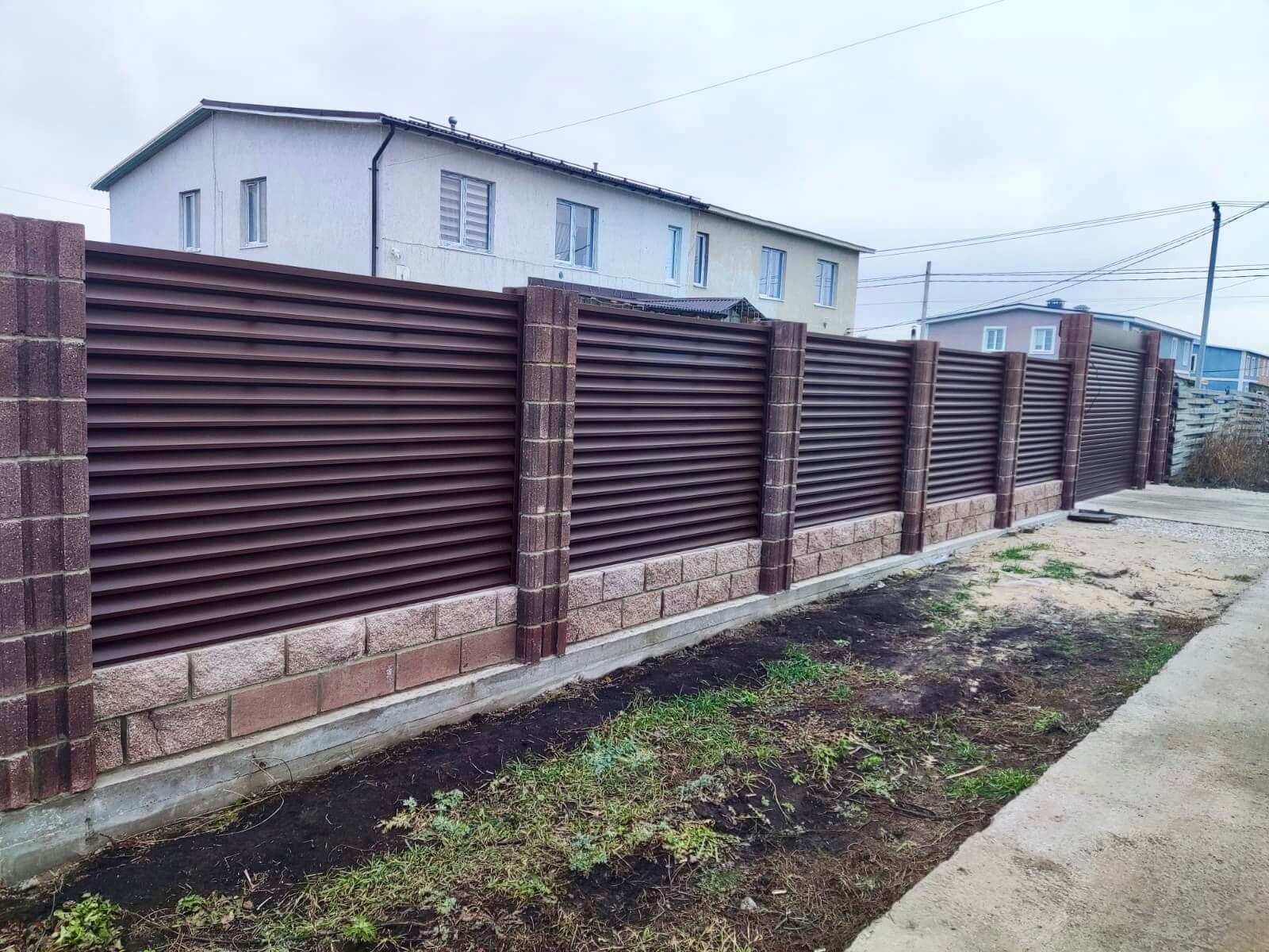 Забор-жалюзи из ламелей ЭКО-Z 13м RAL8019/8019 Темный Шоколад двусторонний МАТТЕ фото 1 в Аксае