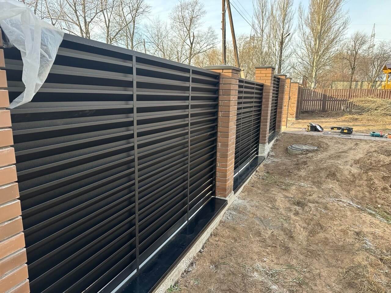 Забор-жалюзи из ламелей Хай-Тек 16м RAL9005/9005 Черный двусторонний МАТТЕ фото 1 в Аксае