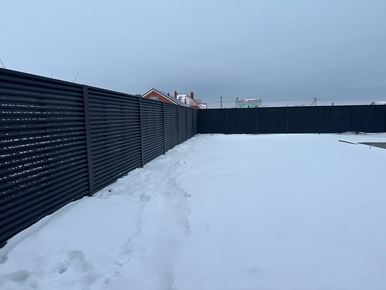 Забор-жалюзи из ламелей ЭКО-Z 130м RAL9005 Черный МАТТЕ фото 3 в Аксае