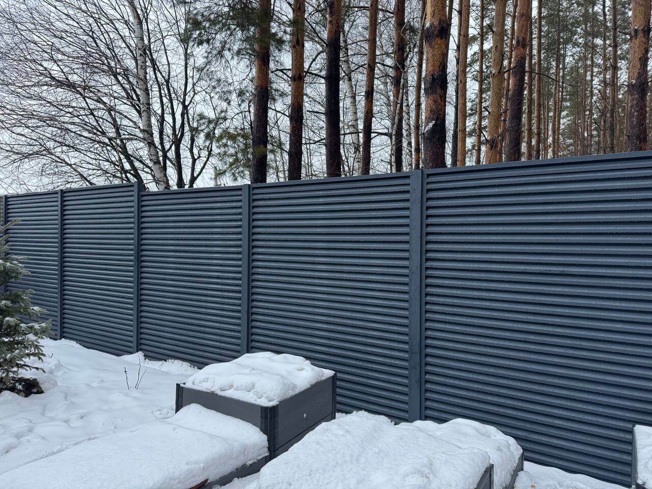 Забор-жалюзи из ламелей ЭКО-Z-US 54м RAL7024/7024 Серый Графит двусторонний МАТТЕ фото 3 в Аксае