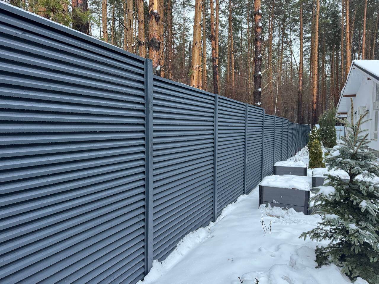 Забор-жалюзи из ламелей ЭКО-Z-US 54м RAL7024/7024 Серый Графит двусторонний МАТТЕ в Аксае
