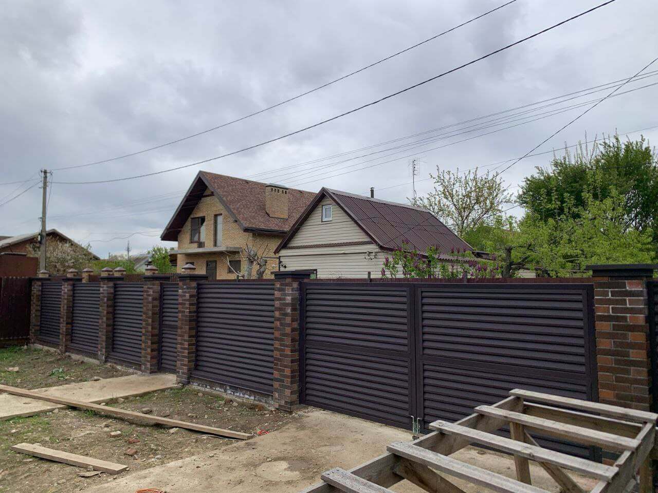 Забор-жалюзи из ламелей Реснички 24м RAL8019/8019 Темный Шоколад двусторонний МАТТЕ фото 2 в Аксае