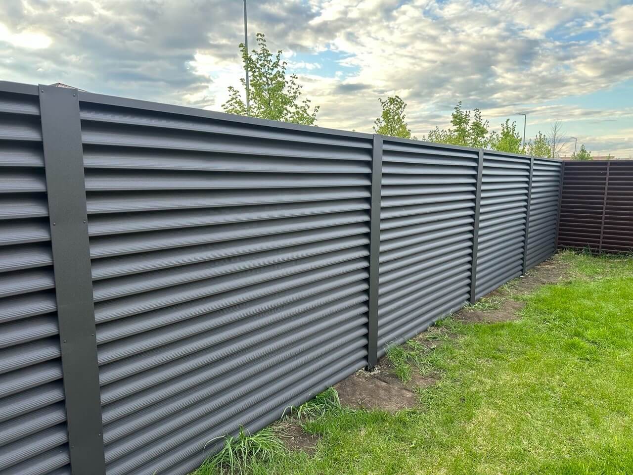 Забор из ламелей еврожалюзи 43м RAL8019/8019 Темный Шоколад двусторонний МАТТЕ фото 1 в Аксае