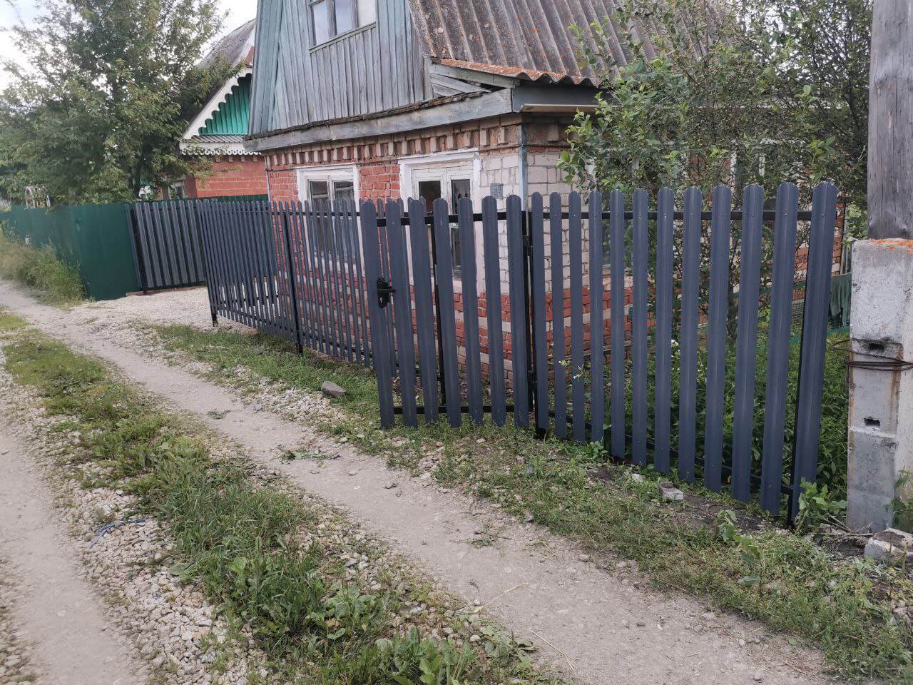 Забор из евроштакетника 7м RAL7024/7024 Серый Графит двусторонний фото 3 в Аксае