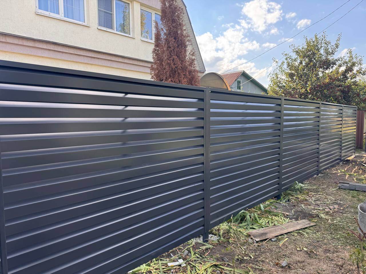 Забор-жалюзи из ламелей Хай-Тек 26м RAL7024/7024 Серый Графит двусторонний в Аксае