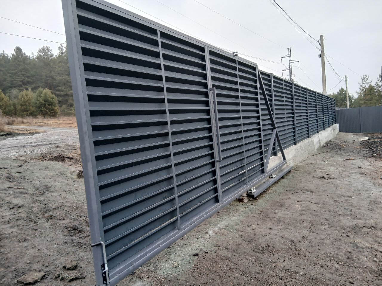 Забор-жалюзи из ламелей Хай-Тек 37м RAL7024/7024 Серый Графит двусторонний МАТТЕ фото 7 в Аксае