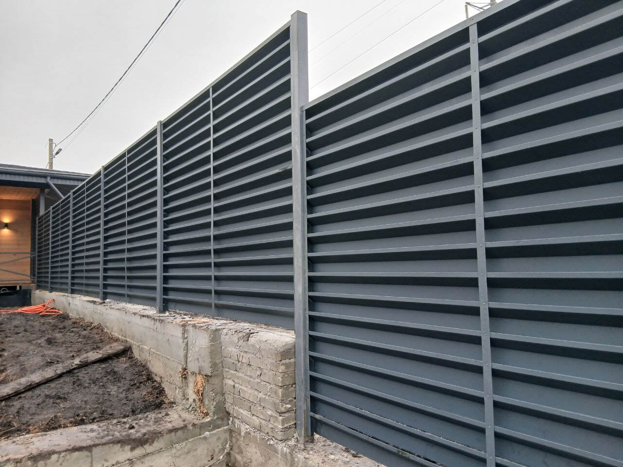 Забор-жалюзи из ламелей Хай-Тек 37м RAL7024/7024 Серый Графит двусторонний МАТТЕ фото 6 в Аксае