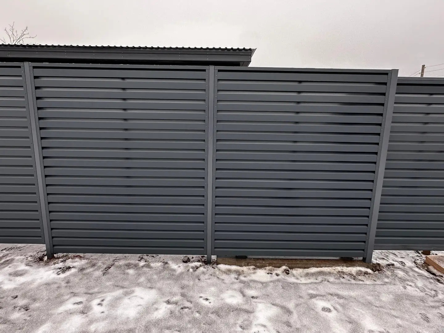 Забор-жалюзи из ламелей Хай-Тек 20м RAL7024/7024 Серый Графит двусторонний МАТТЕ фото 2 в Аксае