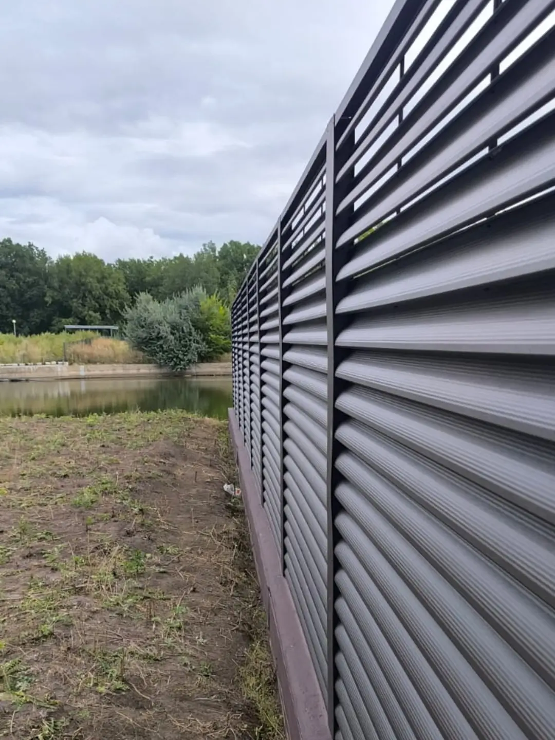 Забор-жалюзи из ламелей еврожалюзи 86м RAL8019/8019 Темный Шоколад двусторонний МАТТЕ фото 7 в Аксае