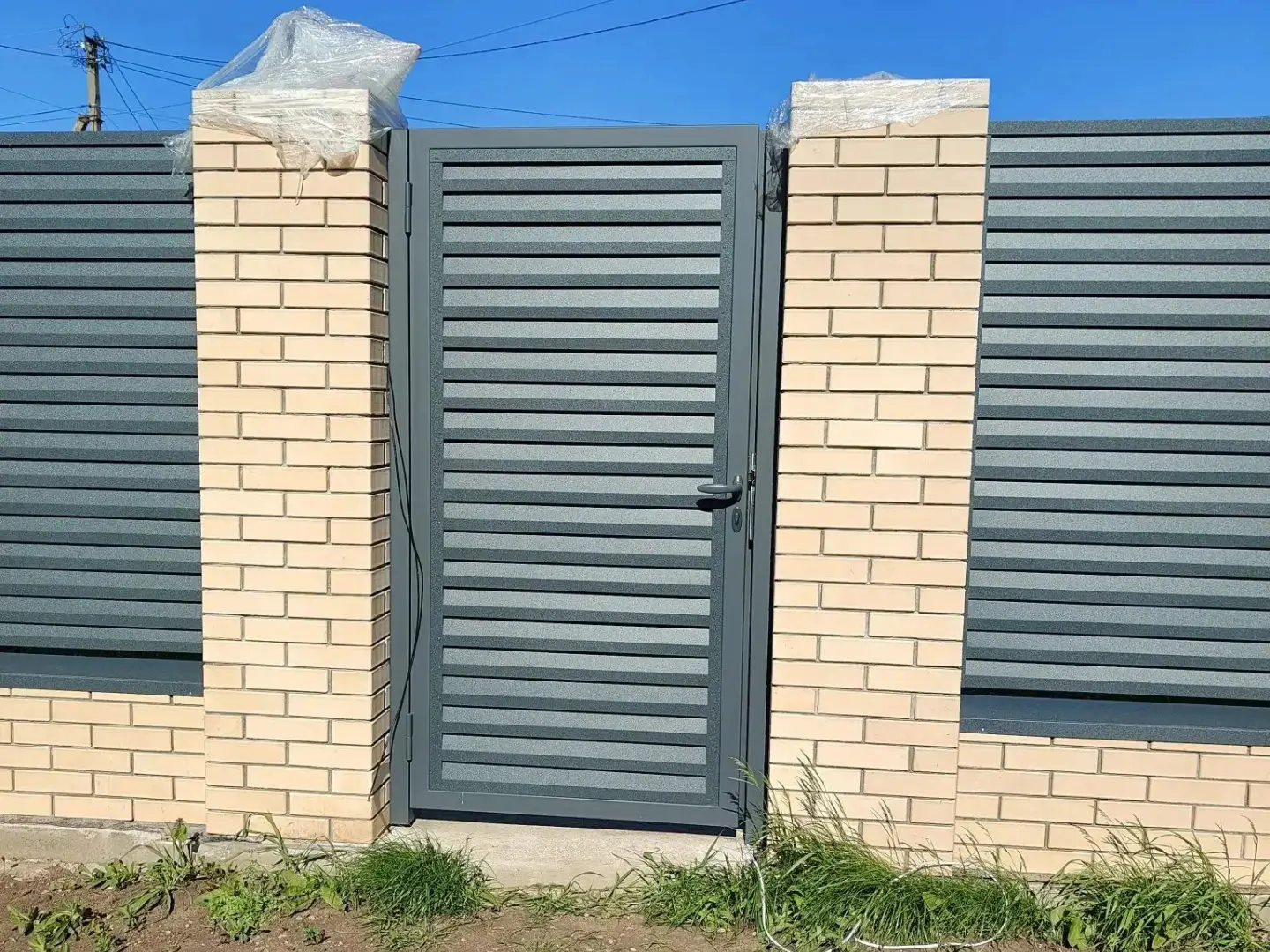 Забор-жалюзи из ламелей Реснички 16м RAL7024 Серый Графит Стальной Бархат фото 2 в Аксае