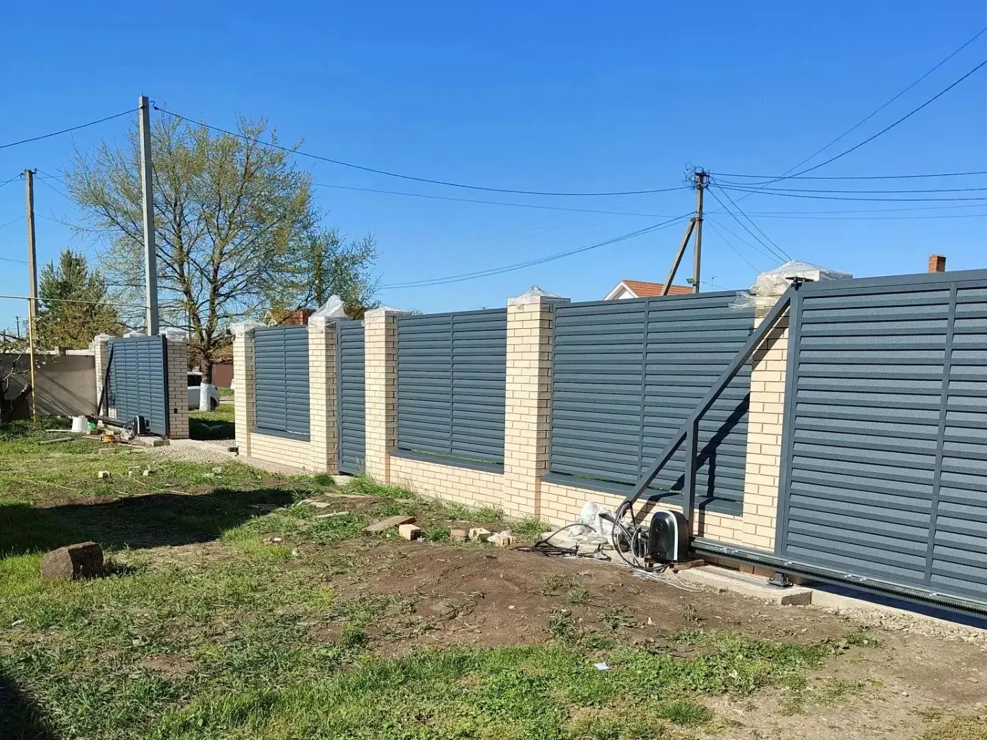 Забор-жалюзи из ламелей Реснички 16м RAL7024 Серый Графит Стальной Бархат фото 1 в Аксае