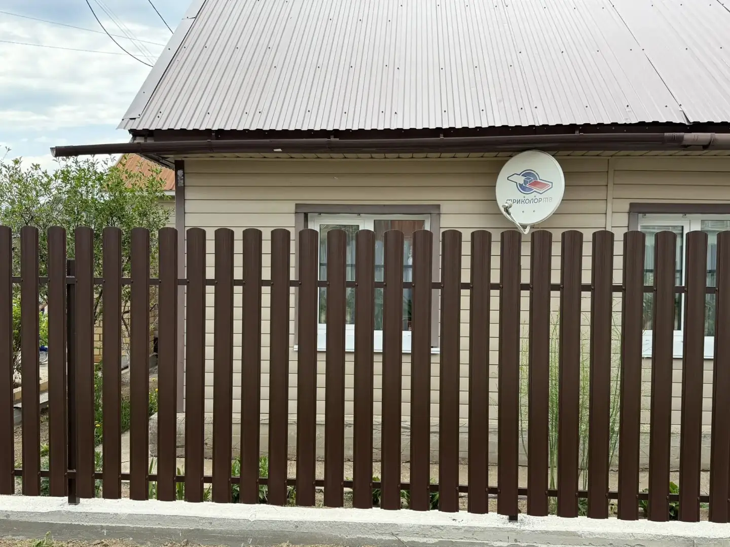 Комбинированный забор из ламелей ЭКО-Z-US и евроштакетника 18м RAL8017 Шоколад МАТТЕ, Полиэстер фото 3 в Аксае