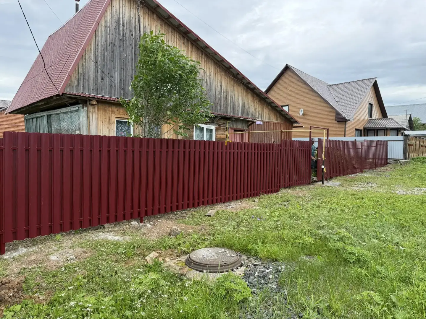 Забор из евроштакетника 24м RAL3005/3005 Красное Вино двусторонний фото 3 в Аксае